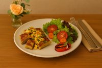 Gebratene Maultaschen mit Ei + gemischter Salat